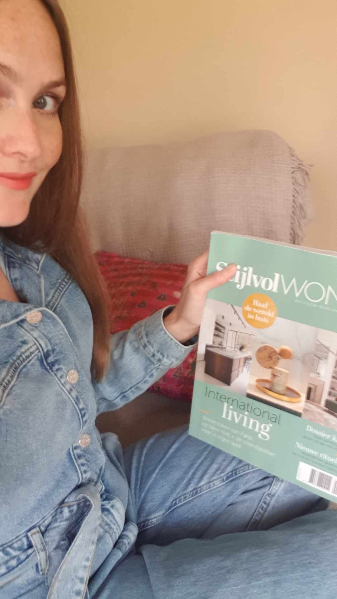Fabienne holding an issue of Stijlvol Wonen magazine